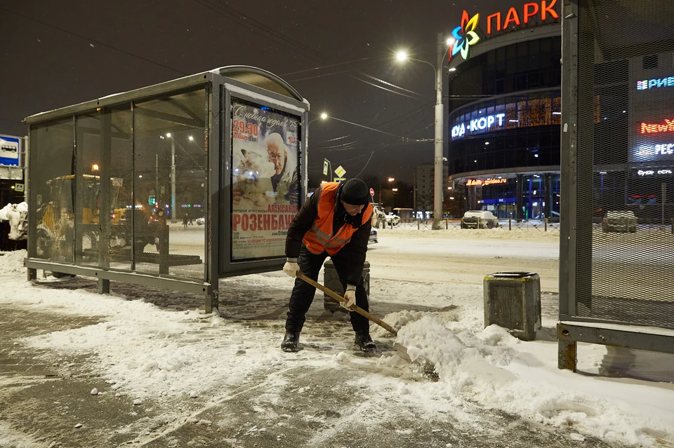 Коммунальные службы города продолжают расчищать улицы и дороги от снежных сугробов. Фото: пресс-служба правительства Санкт-Петербурга.