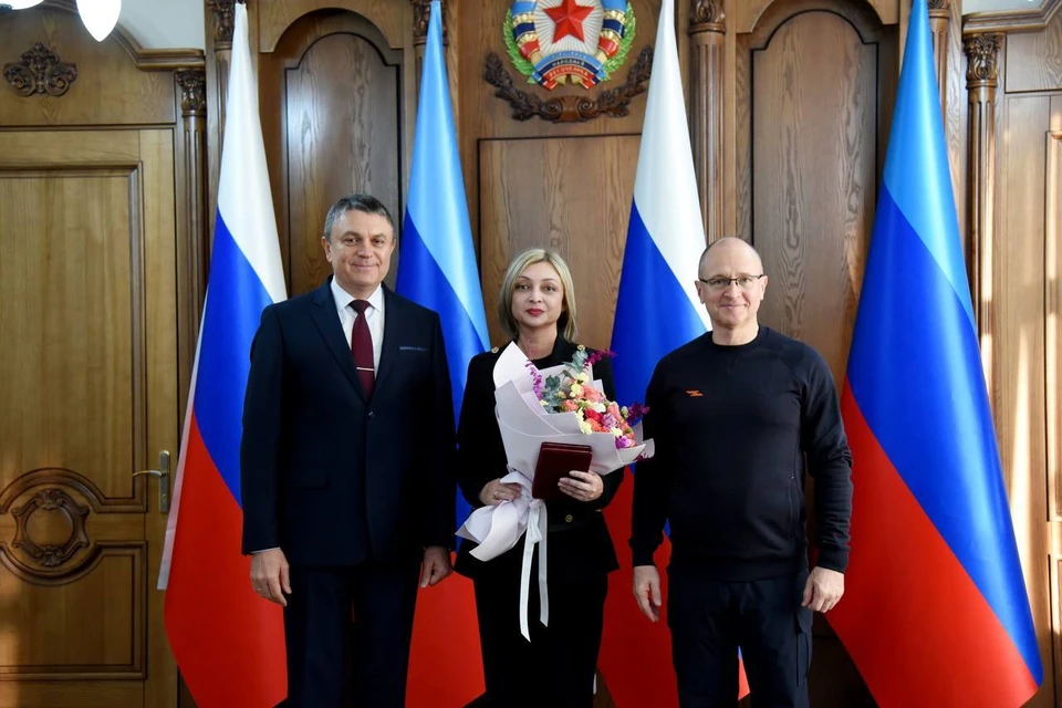 Министр здравоохранения ЛНР Наталия Пащенко получила награду от президента. Фото - Правительство ЛНР