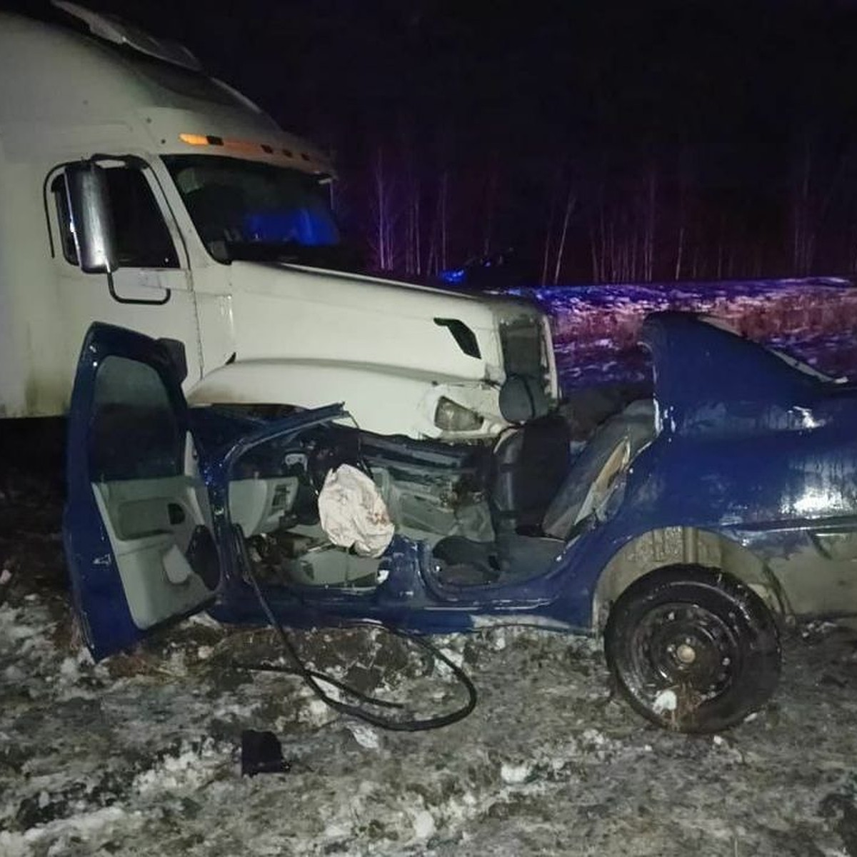 Двое детей погибли в страшном ДТП с грузовиком на трассе под Новосибирском  - KP.RU