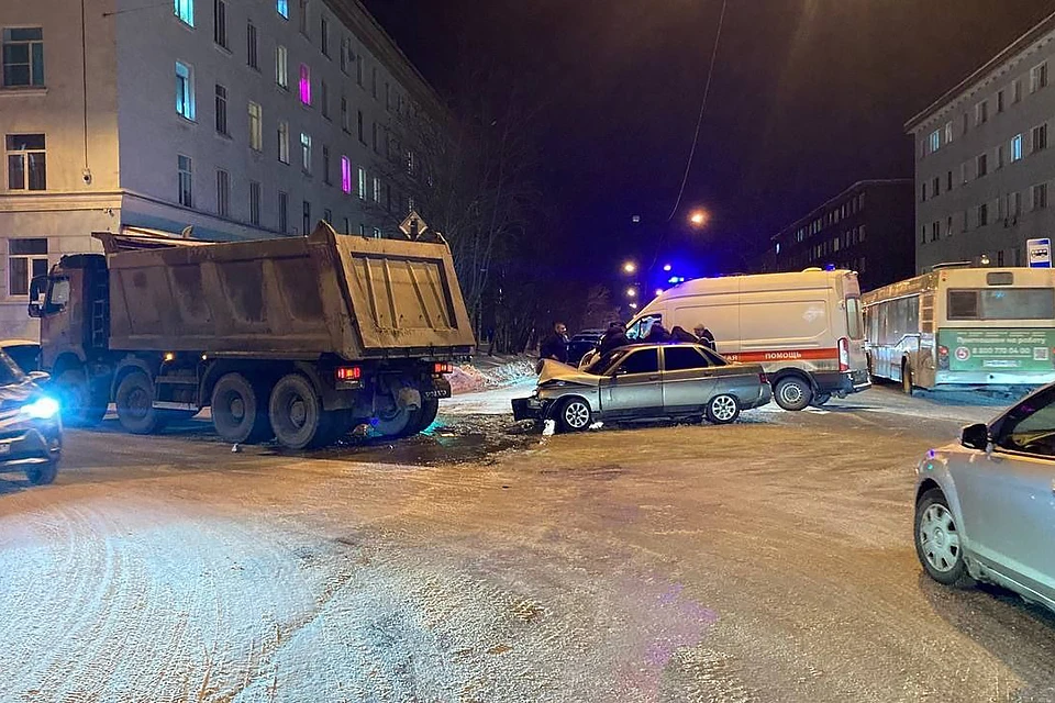 В аварии получили травмы водитель и два пассажира автомобиля ВАЗ. Все подробности происшествия устанавливаются. Фото: УГИБДД по Мурманской области