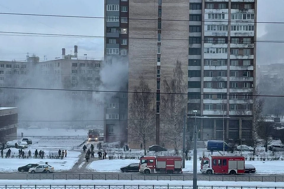 Человек пострадал в пожаре на проспекте испытателей в Петербурге. Фото: t.me/Megapolisonline