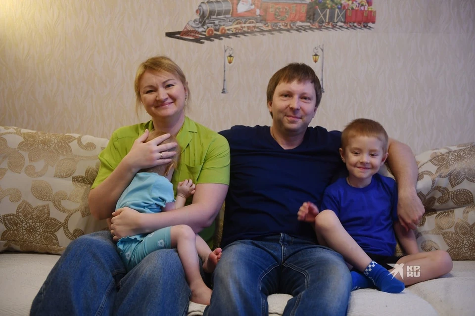 Операция спасла жизнь Дане (на фото справа) и теперь он вместе с семьей встретит Новый год