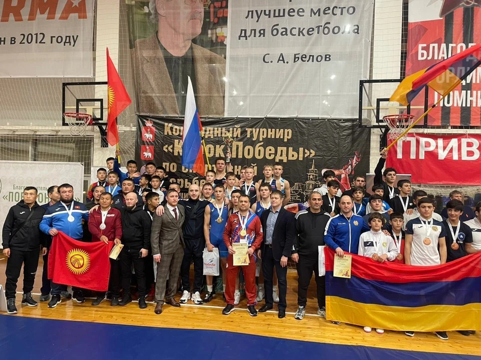 Двое ульяновцев привезли из Перми «Кубок Победы». ФОТО: СШ "Борец"