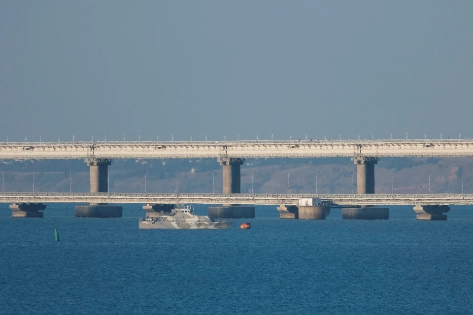 Движение автотранспорта по Крымскому мосту снова возобновили
