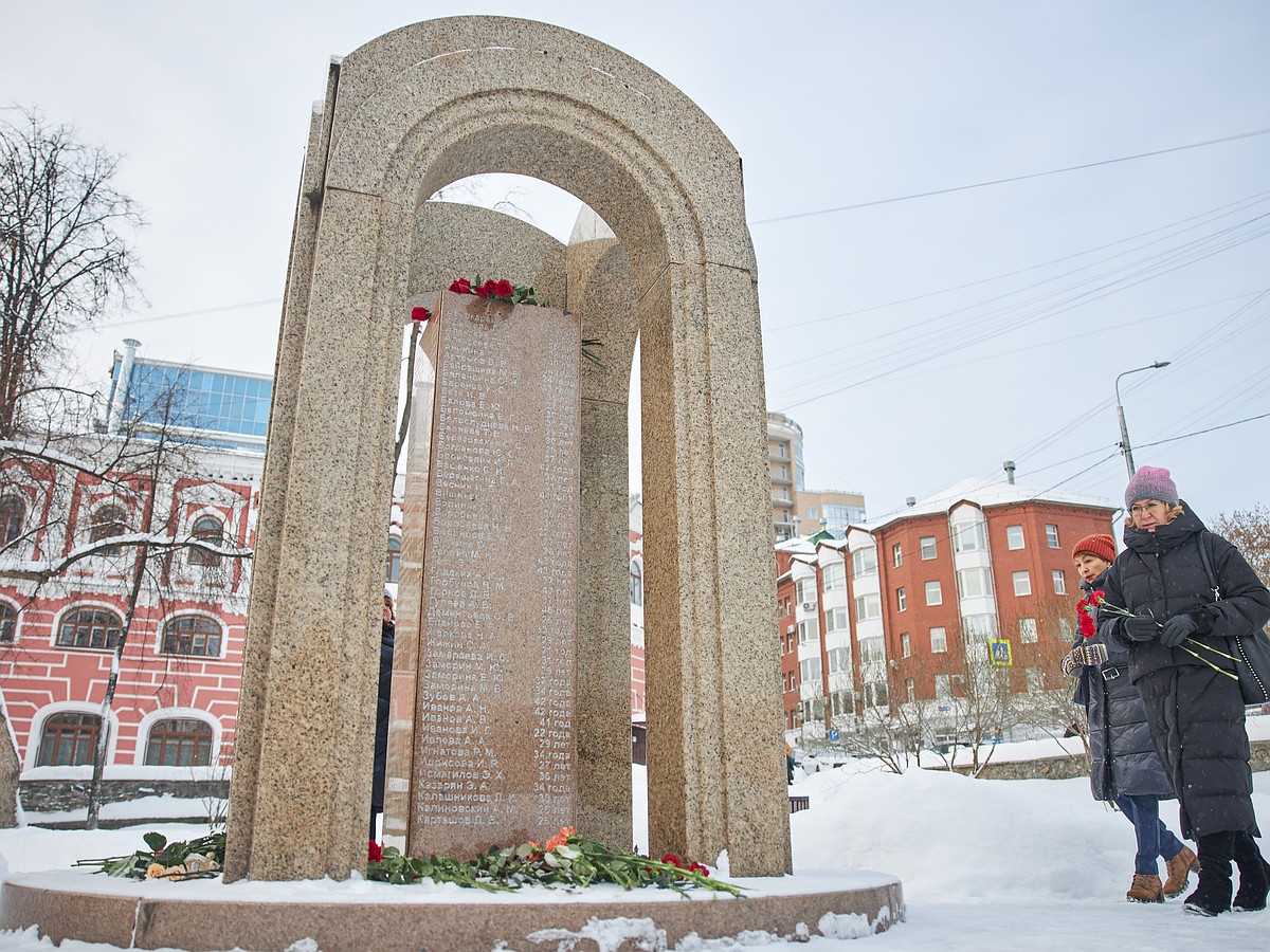 Это из сердца никуда не денешь». К мемориалу в память о погибших в «Хромой  лошади» несут цветы - KP.RU