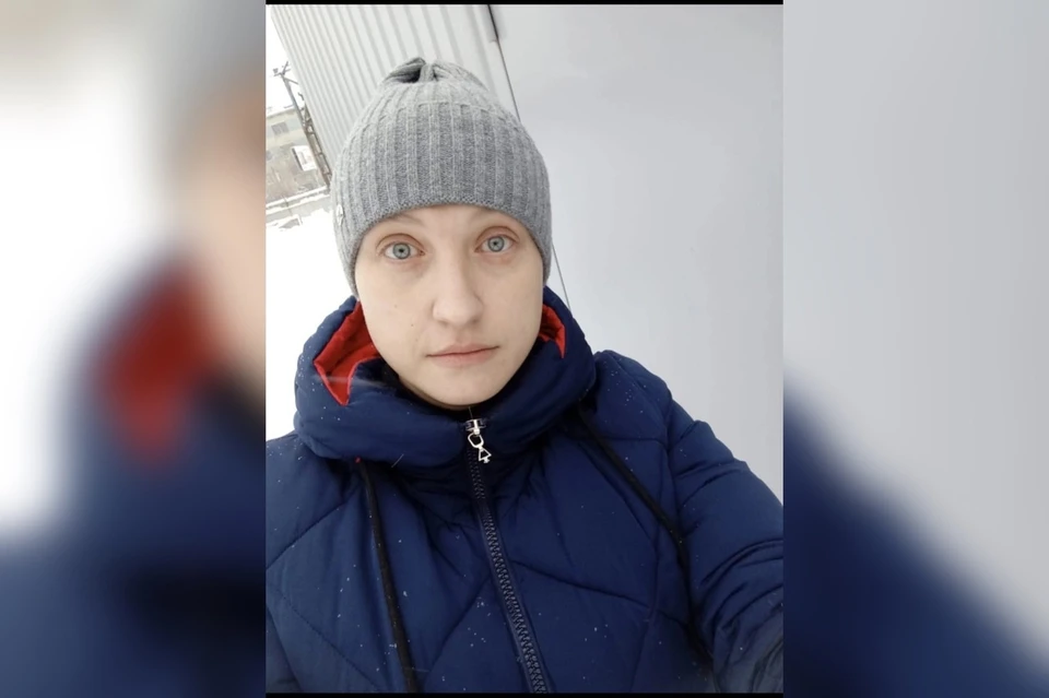 В день исчезновения женщина была одета в синий пуховик до колена с капюшоном красного цвета, темные джинсы и серую шапку. Фото: Полиция Новоуральска