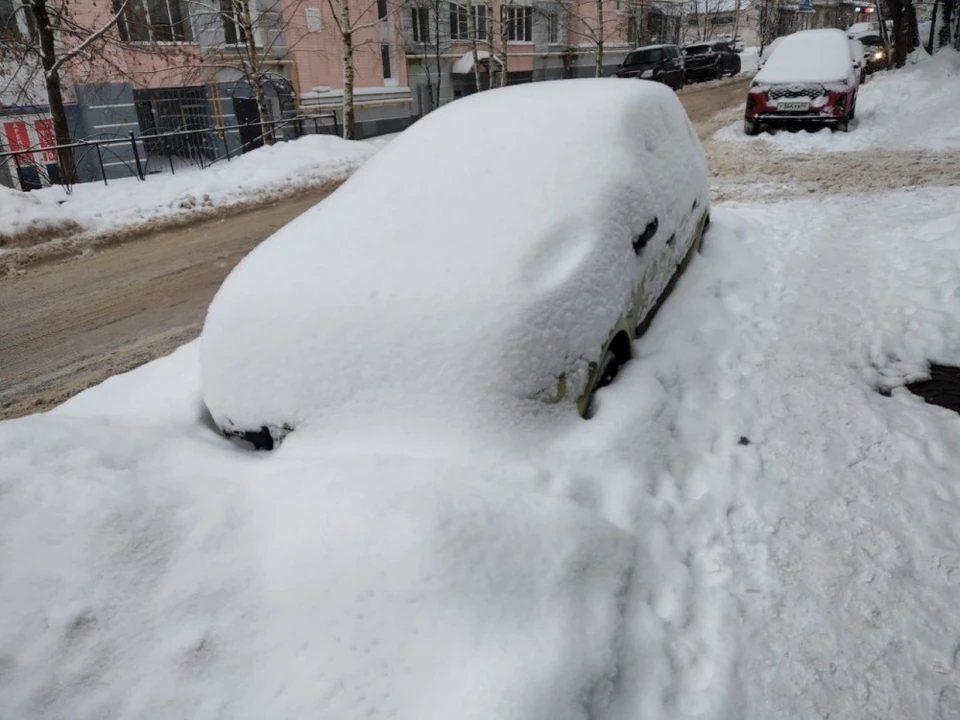 Калужских водителей просят не парковаться на 10 улицах из-за вывозы снега