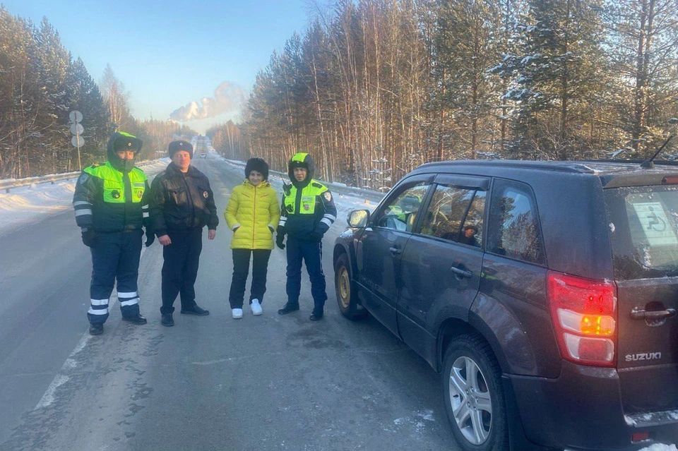 Сотрудники ГИБДД помогли автоледи в морозный день заменить пробитое колесо. Фото: УГИБДД России по ХМАО-Югре