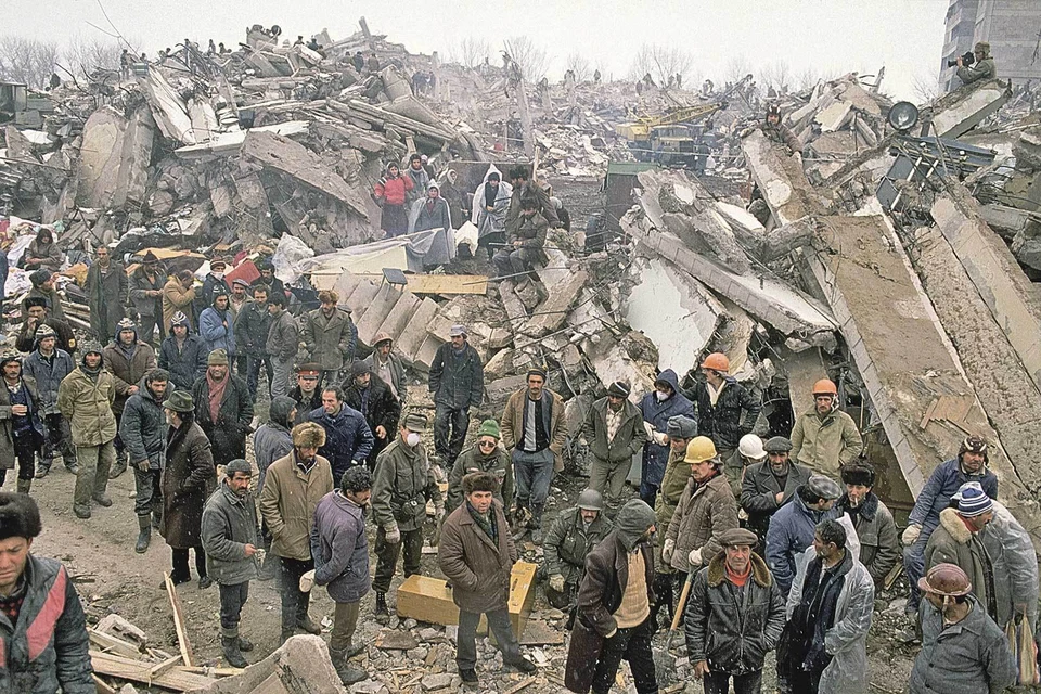 На развалинах сотен домов тысячи армян в декабре 1988-го бродили как призраки, ожидая чуда. Фото: Corbis/VCG via Getty Images