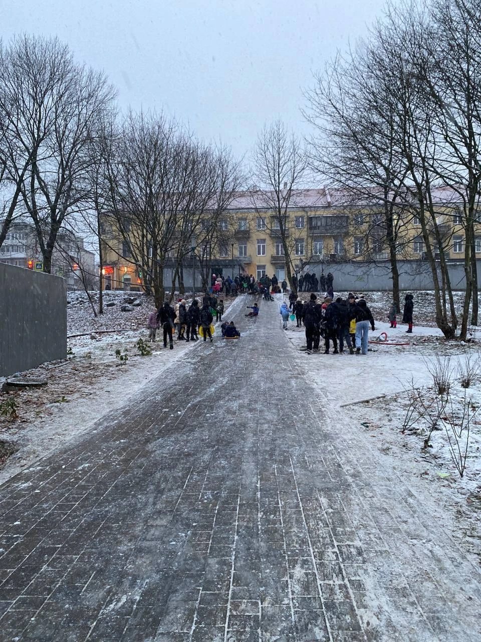 В Черняховске засыпали песком горку, которую признали опасной - KP.RU