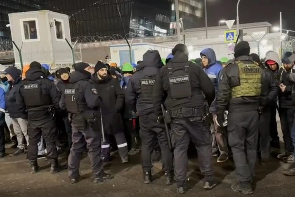 Полицейские задержали основных участников драки у «Лахта Центра». Фото: ГУ МВД России по Петербургу и Ленобласти.