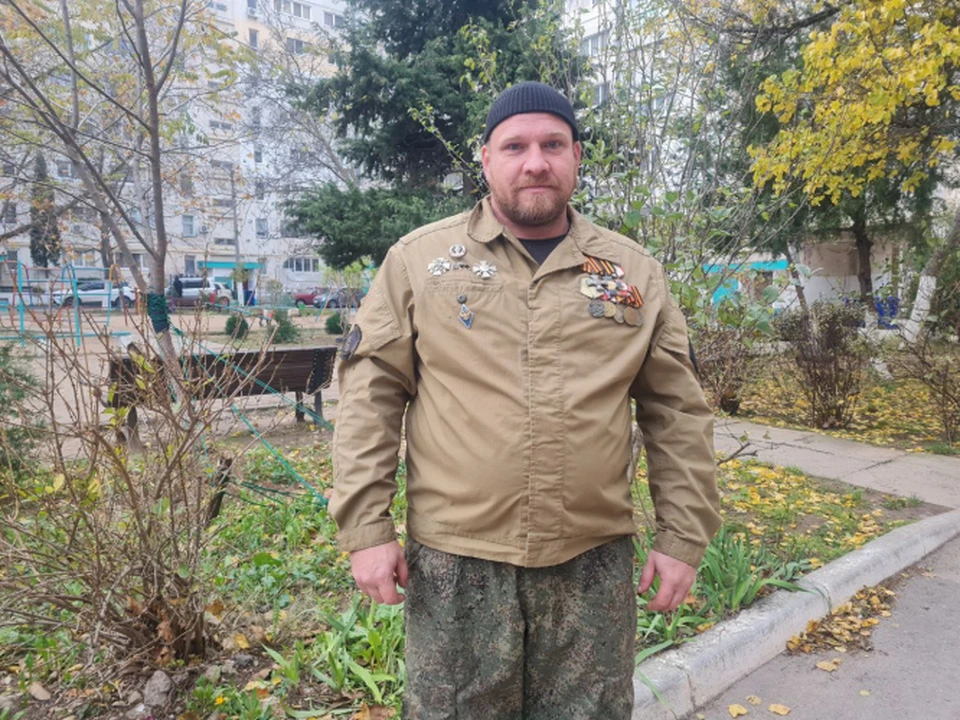 Александр продолжает помогать своим боевым товарищам. Фото: sev.gov.ru