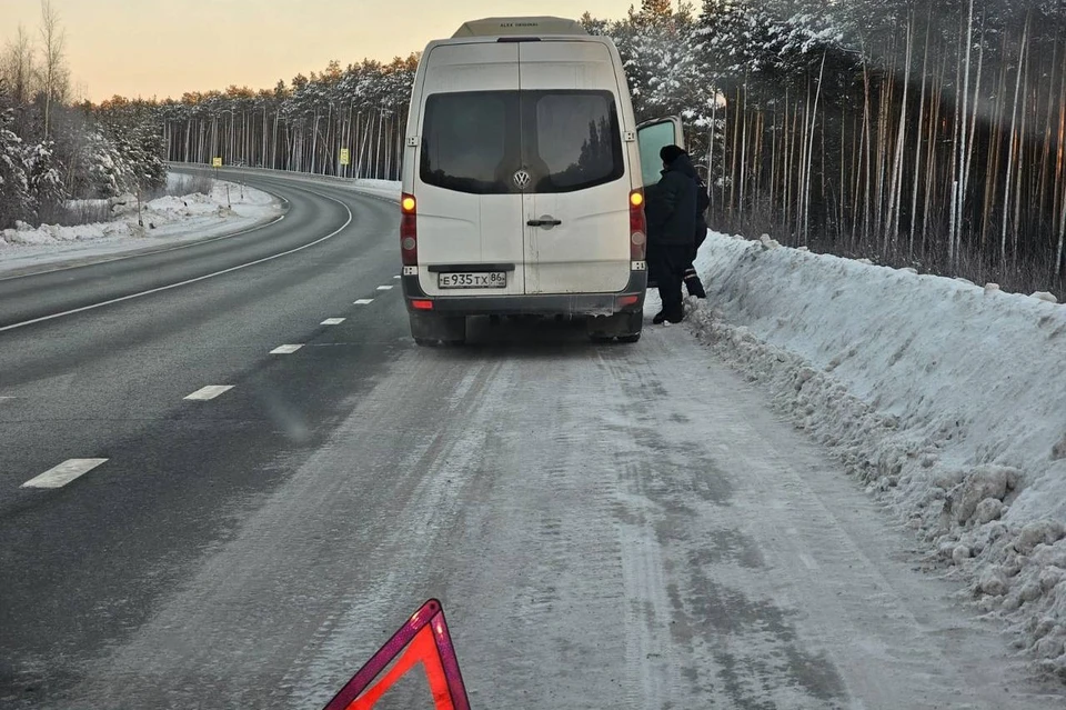 На трассе в Сургутском районе чуть не замерз микроавтобус с 15 пассажирами. Фото: пресс-служба УМВД России по ХМАО-Югре