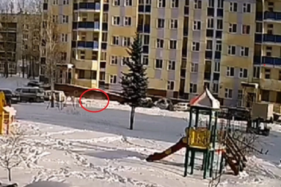 Труп мужчины нашли под окнами многоэтажки на Одоевского в Новосибирске. Фото: предоставили местные жители.