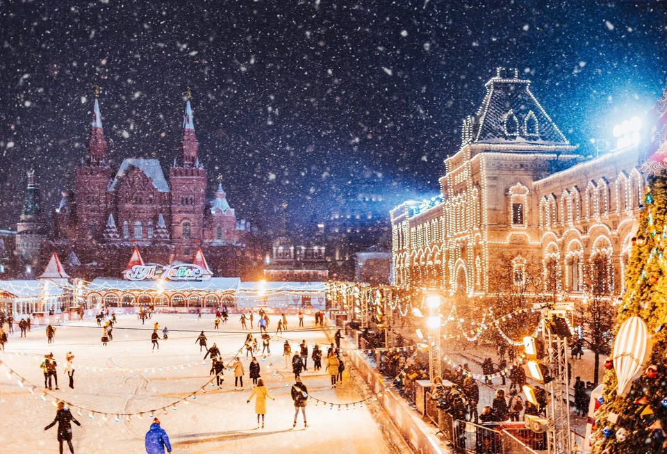 Клиенты Tele2 могут получить в подарок второй билет на ГУМ-каток в Москве