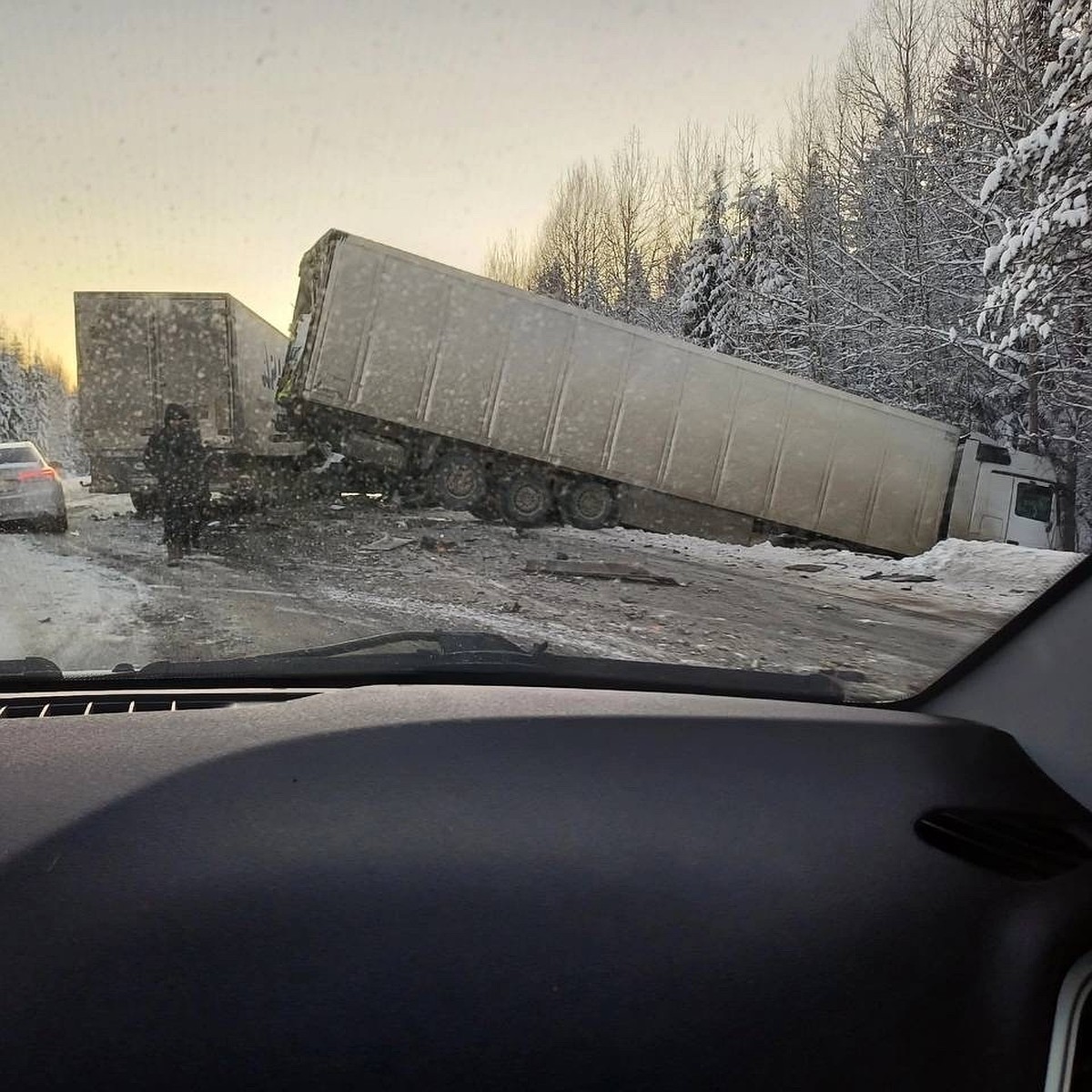 В Пермском крае в ДТП с двумя грузовиками погиб один человек - KP.RU