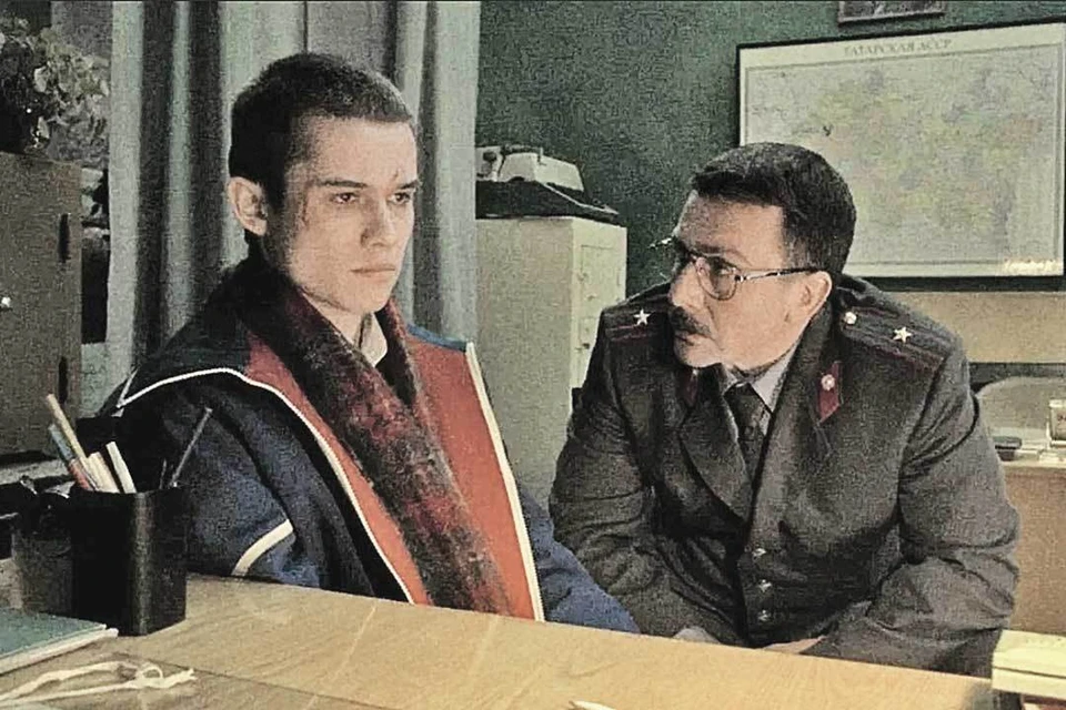 В сериале «Слово пацана» обычные парни, вступив в группировки, мгновенно проходят путь до самого дна. От них остаются только титры, рассказывающие, кого и как убили. Фото: TOOMUCH Production