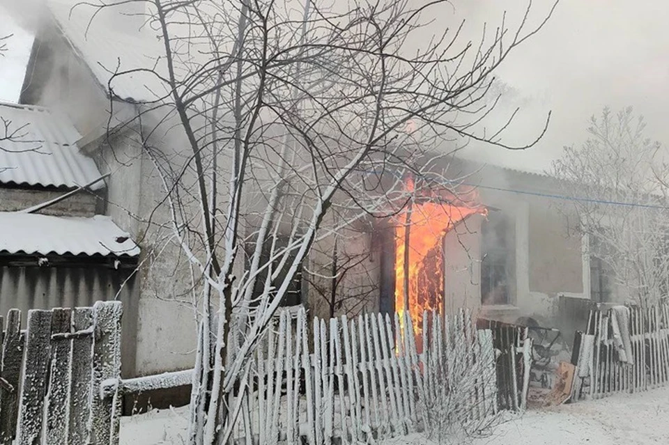 В городе Алмазное ЛНР горел жилой дом на 60 квадратах. Фото - МЧС России