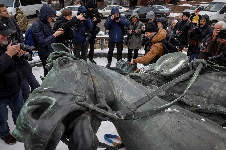 В Киеве все-таки снесли памятник Щорсу