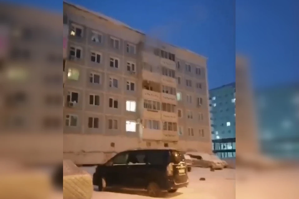 На момент прибытия пожарных в подъезде наблюдалось задымление. Фото: скриншот видео t.me/crimyakutiaru