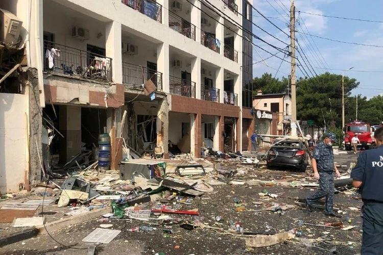 За смерть туристов тюрьма и 20 млн штраф: Суд Геленджика вынес приговор газовикам из-за взрыва в гостинице