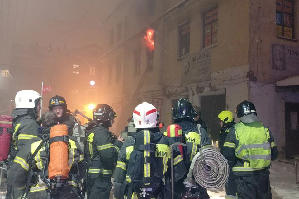 Из мощного пожара в корпусе Апраксина двора эвакуировали 20 человек в Петербурге. Фото: t.me/Megapolisonline