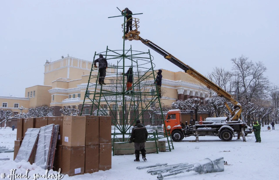 На центральной площади Смоленска начали монтаж главной городской ёлки. Фото: пресс-служба администрации города.