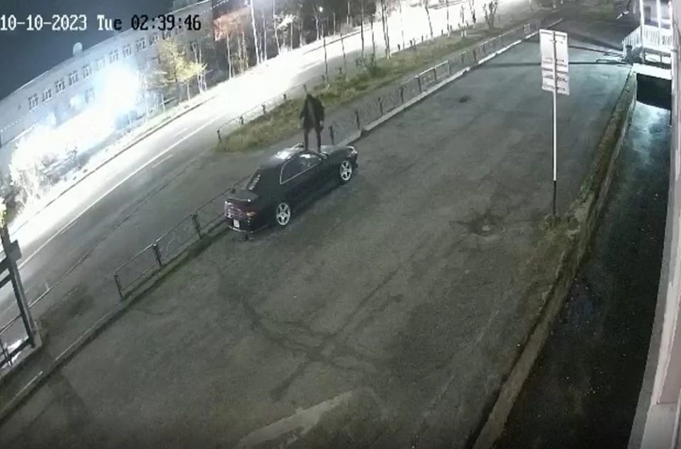 Вскочил на капот и пытался разбить ногой стекло: на Колыме ищут мужчину ...