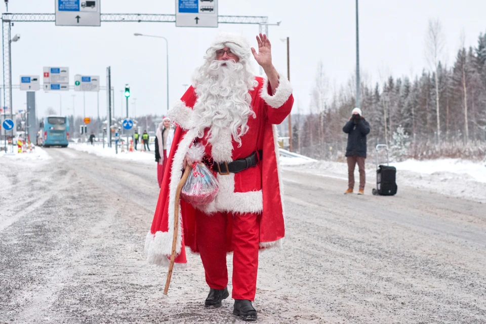 Теперь Санта может помахать российским туристам только из-за колючей проволоки.
