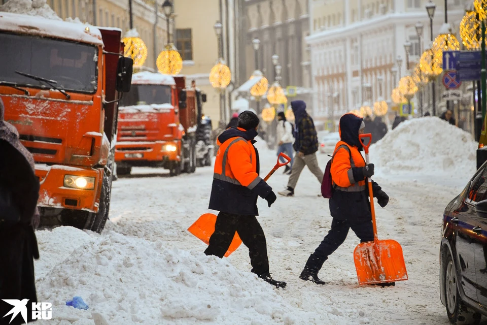 Городские службы ликвидируют последствия сильного снегопада в Москве