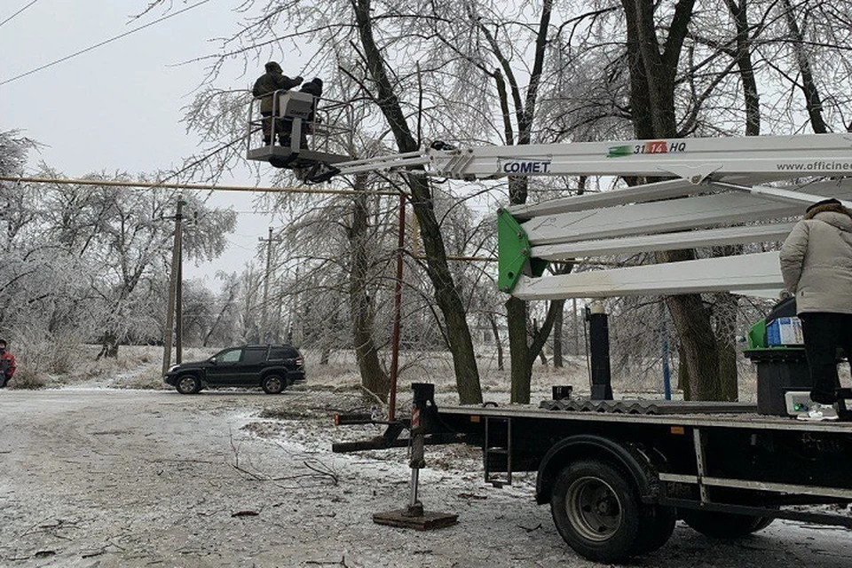 В Ясиноватой более 60% абонентов без света в связи со сложными погодными условиями. Фото: ТГ/Шевченко