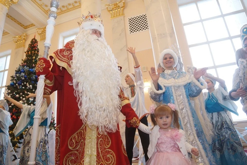 В Перми подготовили новогодние елки для детей с участием Деда мороза и Снегурочки.