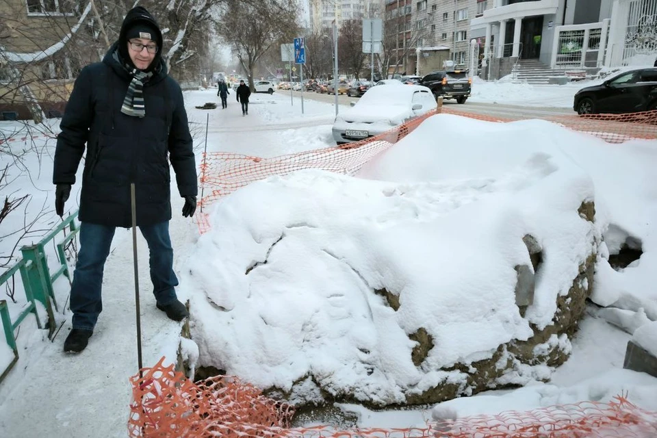 По опасной тропинке постоянно ходят люди.