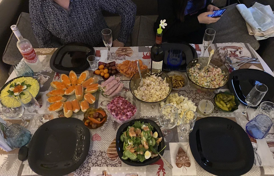 Серебряный цвет символизирует чистоту и элегантность, зеленый - природу и свежесть.