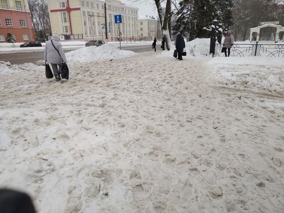 Тротуары в Курске превратились в снежное месиво - KP.RU