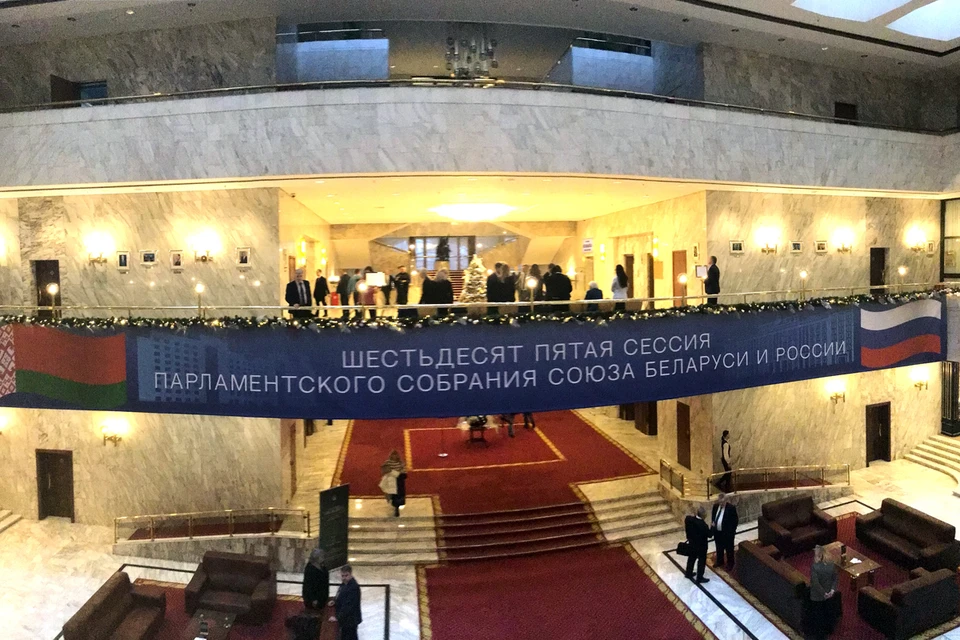 Обычно в год проходит две сессии - одна (летом) в РБ, а другая (зимой) в РФ
