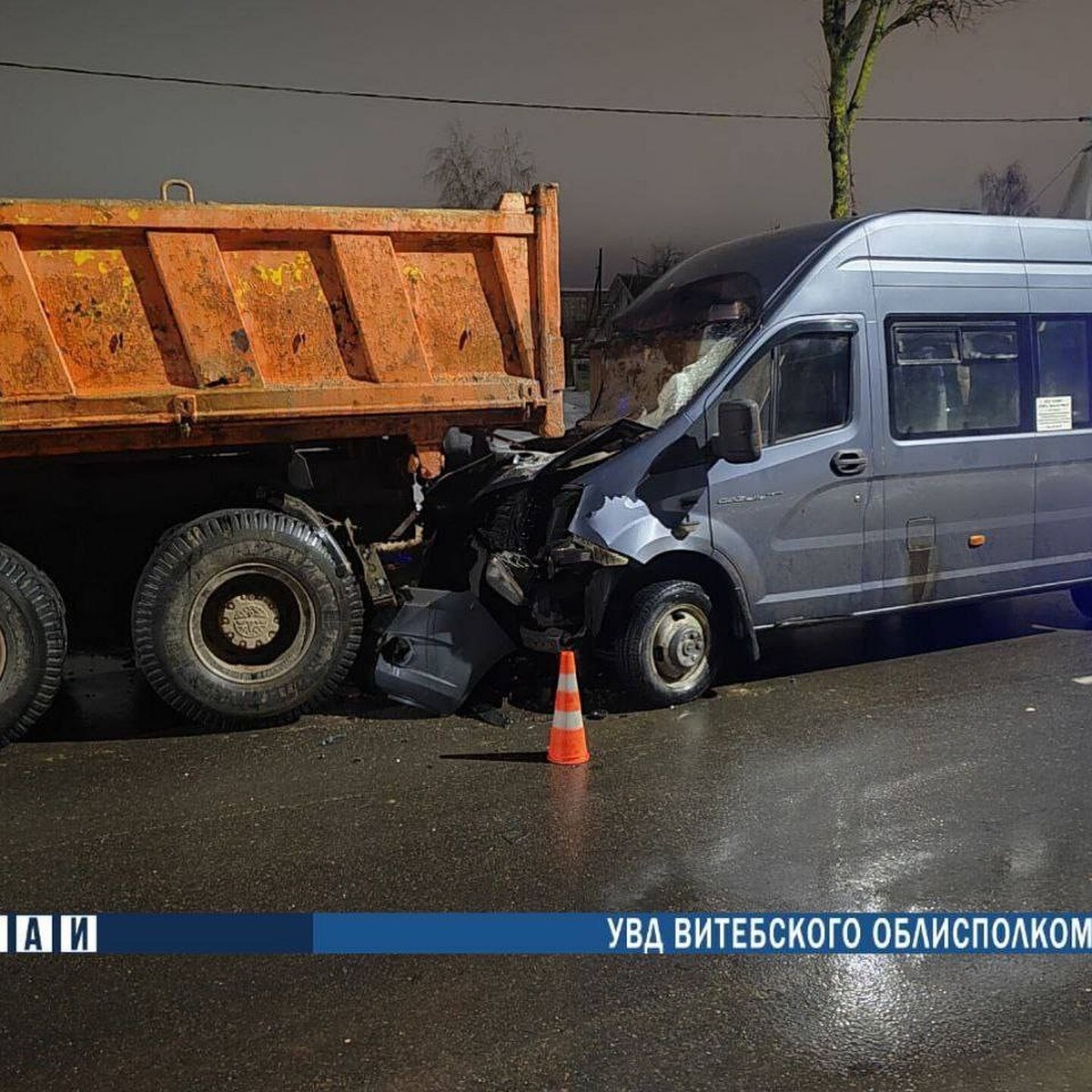 В Орше маршрутка с девятью пассажирами врезалась в грузовик - KP.RU