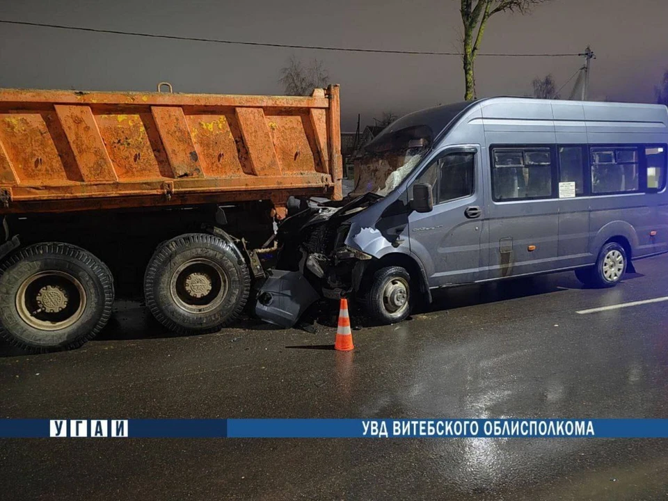 Маршрутка с девятью пассажирами врезалась в грузовой автомобиль МАЗ в Орше. Фото: телеграм-канал ГАИ Витебской области