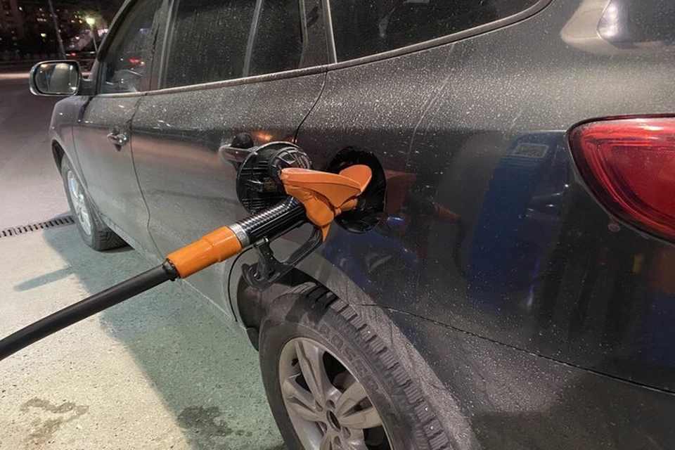 Стоимость автомобильного топлива марки АИ-92 на автозаправочных станциях Тюменской области снизилась до 48 рублей за литр.