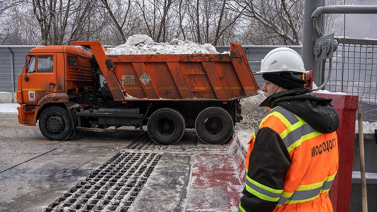 На улицы Москвы на дежурство вышли около 300 бригад «Мосводостока» - KP.RU