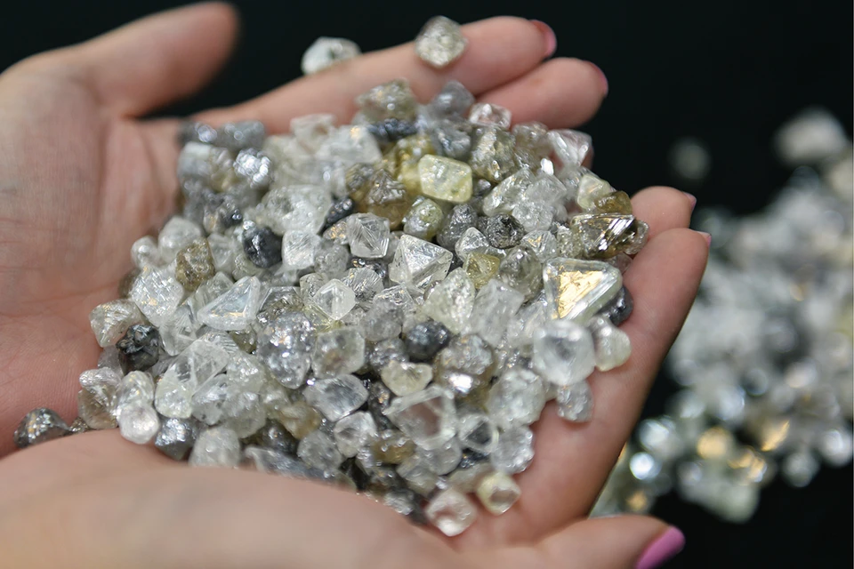С 1 января 2024 года запрещается импорт непромышленных природных алмазов, искусственных алмазов и ювелирных изделий, содержащих алмазы, в страны ЕС из России. Фото: Юрий Смитюк/ТАСС