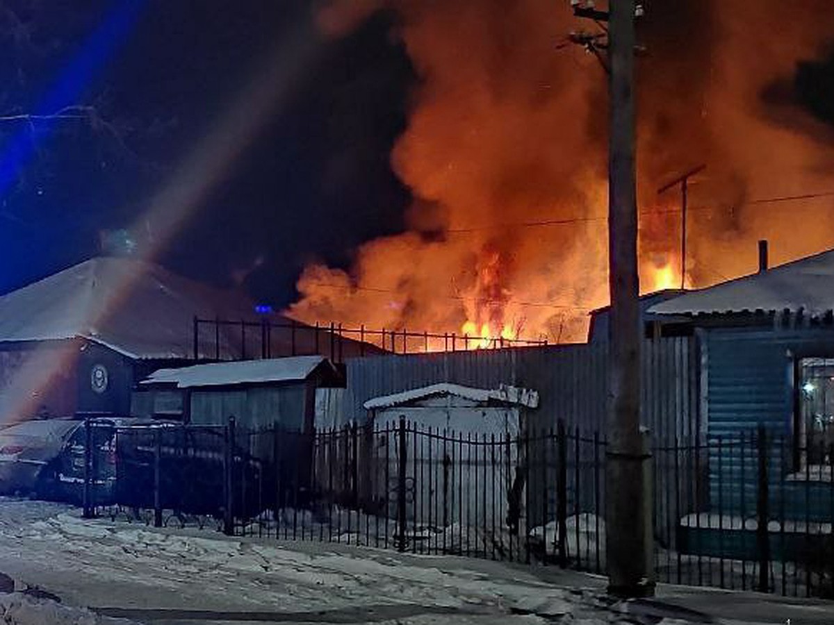 В Челябинске второе утро подряд горят автосервисы: в объятом пламенем  здании рухнула кровля - KP.RU