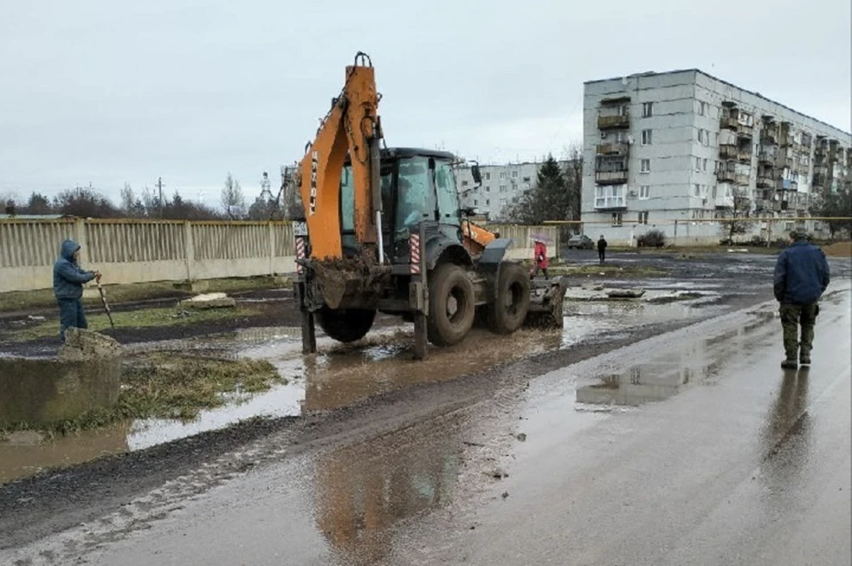 Ремонтная бригада установила на аварийном участке водопровода две стальные муфты. Фото: Минстрой ДНР