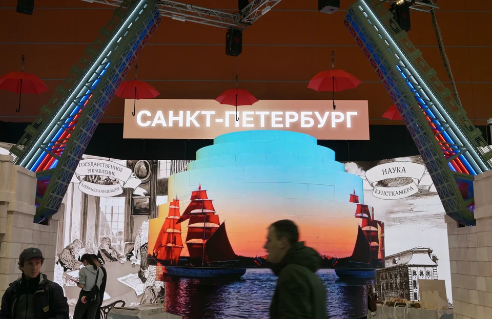 Благодаря разводным мостам стенд Санкт-Петербурга на выставке «Россия» заметен из любой точки павильона. Фото: Евгений Биятов/Фотохост-агентство РИА Новости.