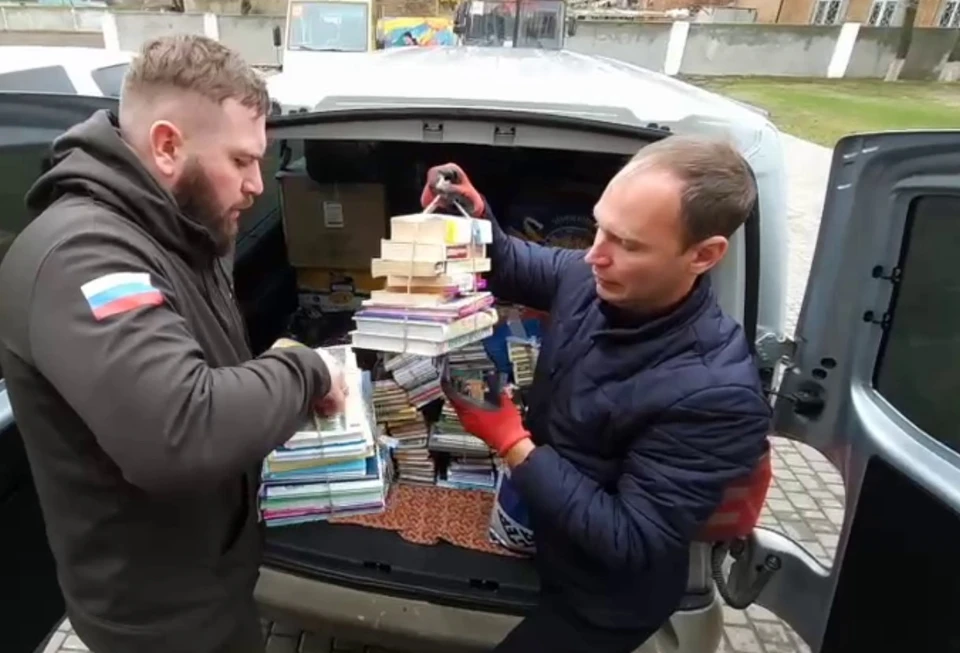 Ребятам передали книги от артековцев. Фото - скриншот с видео