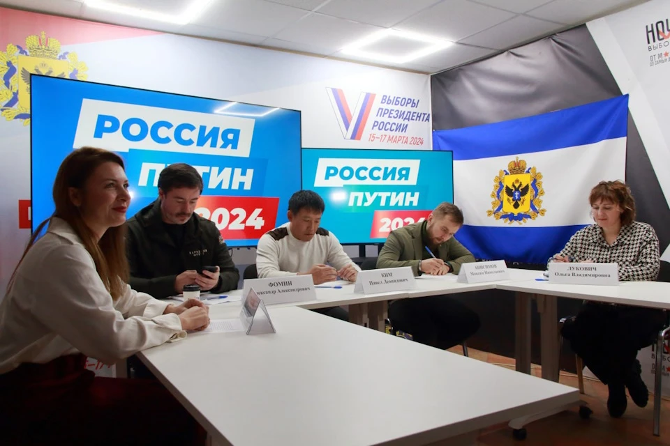 Открылся первый предвыборный штаб Владимира Путина