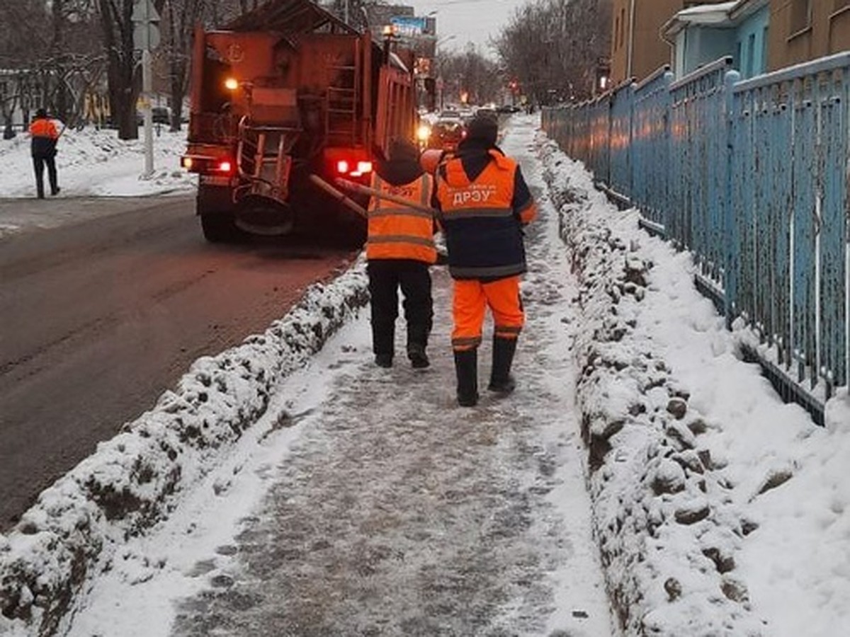 Расчистка дорог от снега и наледи продолжается в Ижевске - KP.RU