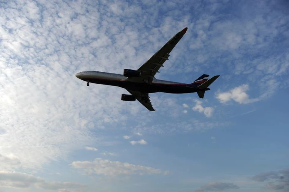 В аэропорту Сочи самолет совершил посадку при сильном боковом ветре.
