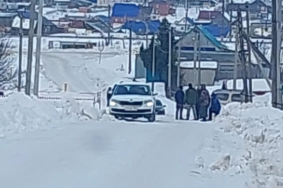 Дом, где жили лесник и его жена, сейчас оцепили. Фото: паблик ВК «Реальный Октябрьский. Пермский Край»