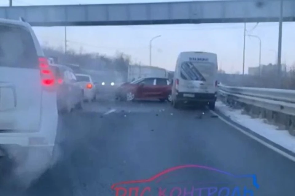 Можно проехать только по одному ряду. Фото: принтскрин с видео